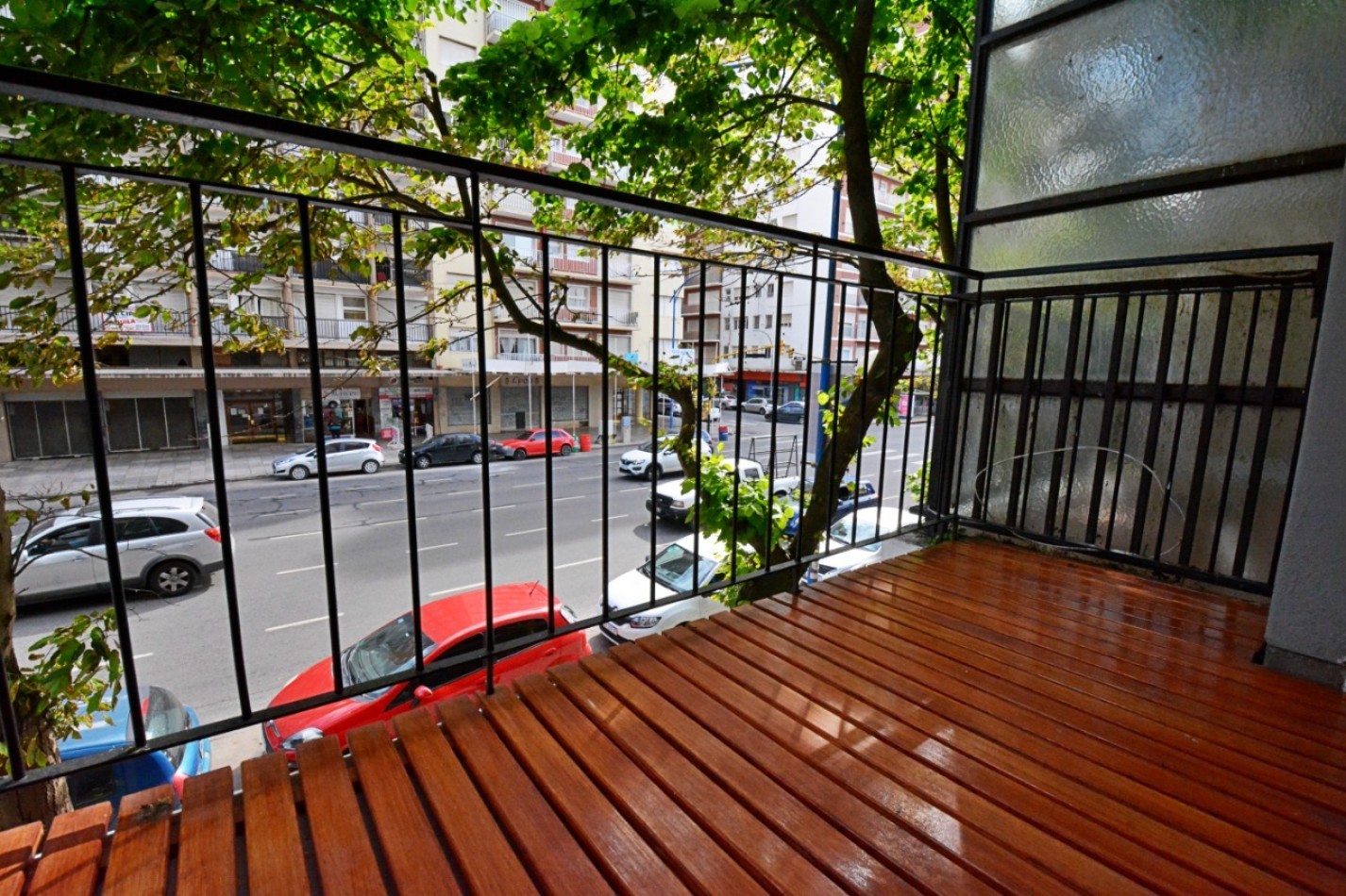 DEPARTAMENTO * APTO CREDITO * 3 AMB. AL FRENTE, CON BALCON Y PATIO - ZONA: PLAZA COLON