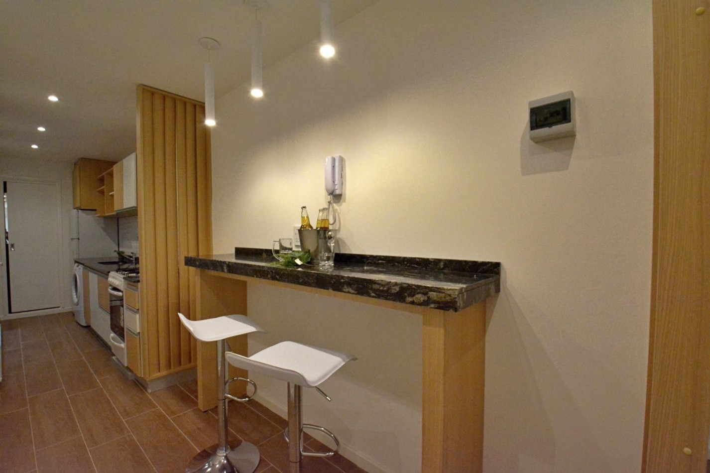 DEPARTAMENTO * APTO CREDITO * 3 AMB. AL FRENTE, CON BALCON Y PATIO - ZONA: PLAZA COLON