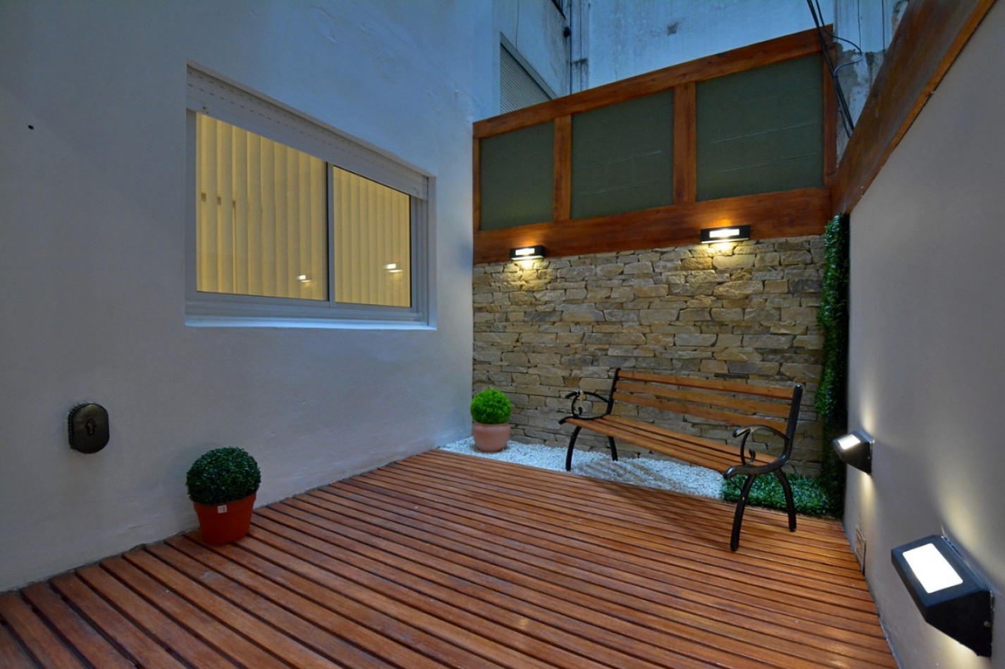 DEPARTAMENTO * APTO CREDITO * 3 AMB. AL FRENTE, CON BALCON Y PATIO - ZONA: PLAZA COLON