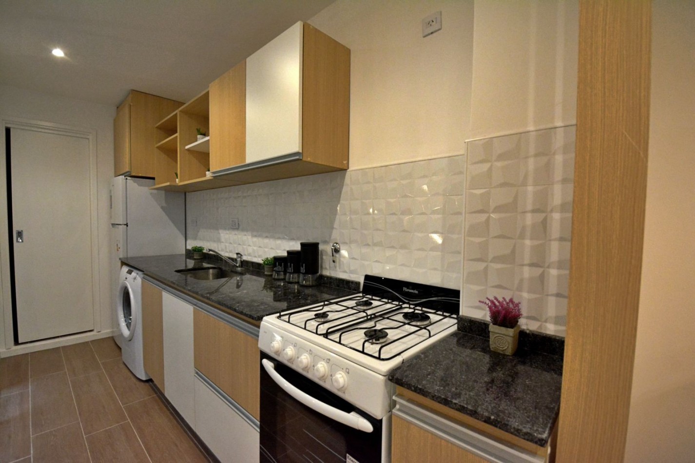 DEPARTAMENTO * APTO CREDITO * 3 AMB. AL FRENTE, CON BALCON Y PATIO - ZONA: PLAZA COLON