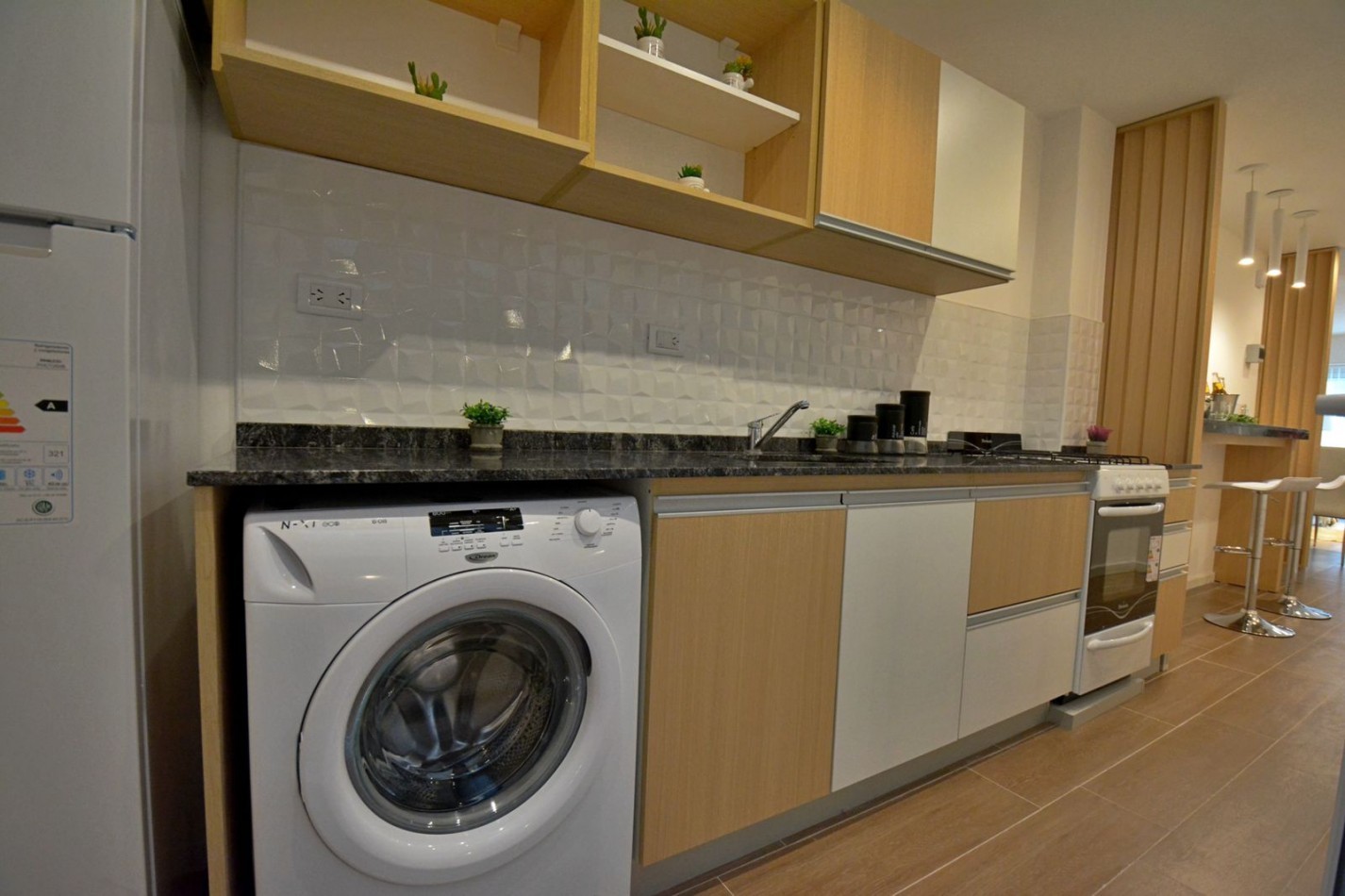 DEPARTAMENTO * APTO CREDITO * 3 AMB. AL FRENTE, CON BALCON Y PATIO - ZONA: PLAZA COLON
