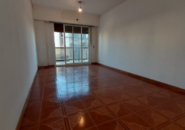 DEPARTAMENTO 2 AMB AL FRENTE, CON BALCON A LA CALLE - ZONA: BALVANERA - CABA