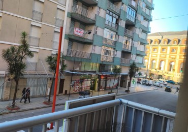 AMPLIO DEPARTAMENTO 2 AMB AL FRENTE, CON BALCON A LA CALLE - ZONA: PLAZA COLON