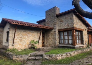 CHALET 3 AMB. CON DEPENDENCIA Y GARAGE - BARRIO LOS TRONCOS: ALMAFUERTE Y ALVEAR