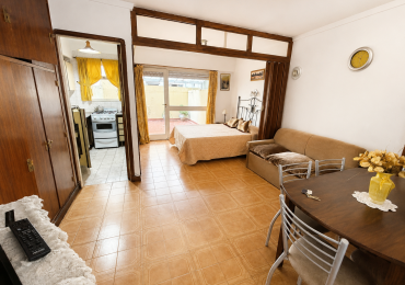 DEPARTAMENTO 1 AMB DIVISIBLE, AL LATERAL, CON PATIO - ZONA: ALBERTI Y SANTA FE