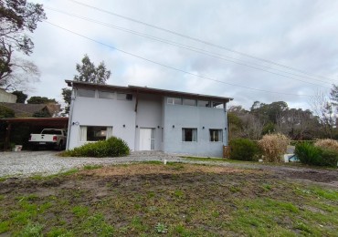 MODERNA CASA, MUY AMPLIA, CON PISCINA - EXCELENTE CALIDAD DE CONSTRUCCION - ZONA: SIERRA DE LOS PADRES